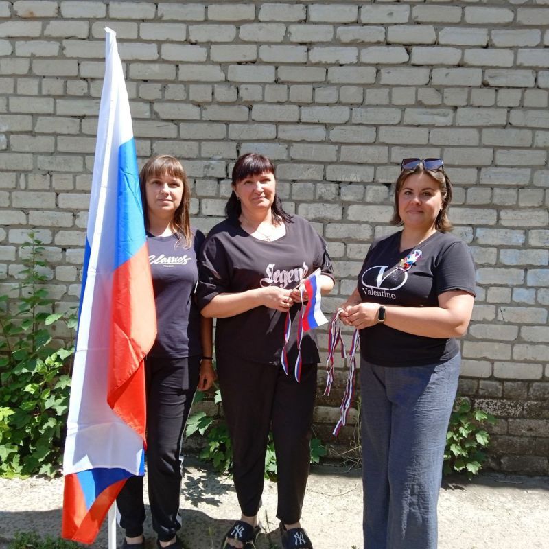 В преддверии празднования Дня России сотрудники Новолуганского территориального сектора приняли участие в акции "Российский триколор" В преддверии празднования Дня России сотрудники Новолуганского территориального сектора приняли участие в акции "Российский триколор"