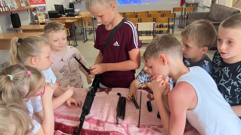 Юнармеец Сабодаш Артём штаба местного отделения города Кировское ВПК "Тимуровцы" провёл обучающее занятие для детей Юнармеец Сабодаш Артём штаба местного отделения города Кировское ВПК "Тимуровцы" провёл обучающее занятие для детей