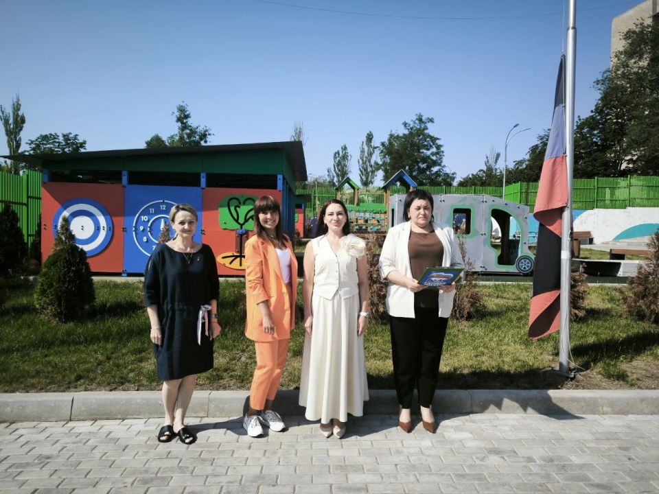 Сегодня, 11 июня, в ГКДОУ «Детский сад №187 комбинированного вида г.о. Донецк» состоялось торжественное поднятие флага Российской Федерации ко Дню России Сегодня, 11 июня, в ГКДОУ «Детский сад №187 комбинированного вида г.о. Донецк» состоялось торжественное поднятие флага Российской Федерации ко Дню России