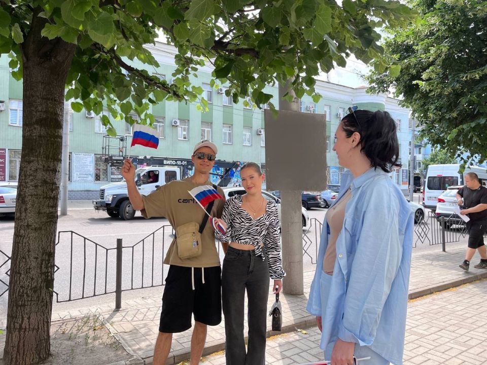 11 июня в Центрально-Городском внутригородском районе прошла акция, приуроченная ко Дню России 11 июня в Центрально-Городском внутригородском районе прошла акция, приуроченная ко Дню России