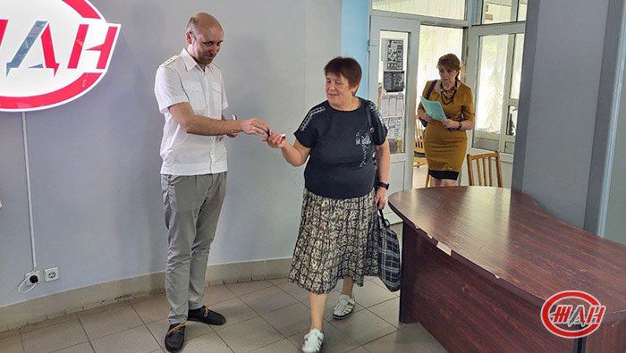 Сегодня, 11 июня, в центральном аппарате ФГУП «Железные дороги Новороссии» и в подразделениях Донецкого, Луганского и Мелитополь-Херсонского филиалов ФГУП «ЖДН» провели акцию «Российский триколор» Сегодня, 11 июня, в центральном аппарате ФГУП «Железные дороги Новороссии» и в подразделениях Донецкого, Луганского и Мелитополь-Херсонского филиалов ФГУП «ЖДН» провели акцию «Российский триколор»