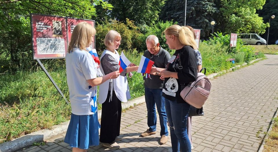 11 июня по партийному проекту «Историческая память» Всероссийской политической партии «Единая Россия» и проекта «Эхо времен» Общественного Движения «Донецкая Республика» в Советском внутригородском районе городского округа... 11 июня по партийному проекту «Историческая память» Всероссийской политической партии «Единая Россия» и проекта «Эхо времен» Общественного Движения «Донецкая Республика» в Советском внутригородском районе городского округа...