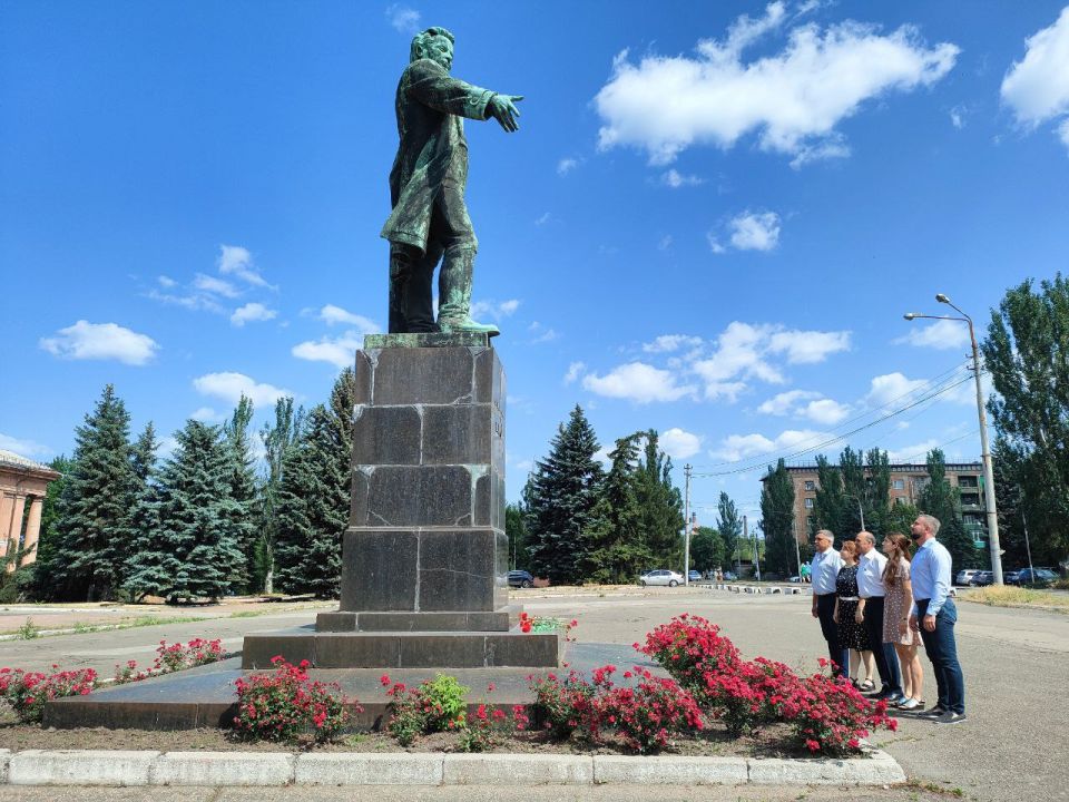 11 июня руководитель Управы Кировского внутригородского района Андрей Хорошко, депутат Макеевского городского совета Александр Подгорный, директор МБУ «Территориальный центр социального обслуживания (предоставления... 11 июня руководитель Управы Кировского внутригородского района Андрей Хорошко, депутат Макеевского городского совета Александр Подгорный, директор МБУ «Территориальный центр социального обслуживания (предоставления...
