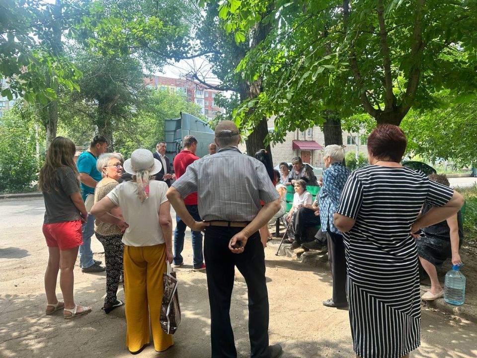 11 июня представители Управы Центрально-Городского внутригородского района, совместно с депутатами Макеевского городского совета Яной Мусацкой и Тарасом Сидоренко провели встречу с гражданами на подведомственной территории... 11 июня представители Управы Центрально-Городского внутригородского района, совместно с депутатами Макеевского городского совета Яной Мусацкой и Тарасом Сидоренко провели встречу с гражданами на подведомственной территории...