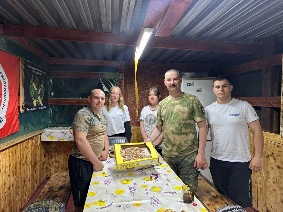 Денис Зубов: С наилучшими пожеланиями. Активная молодежь Иловайска совместно с волонтёрами Дома Народного Единства из Нижнего Новгорода посетили участников СВО в расположении Денис Зубов: С наилучшими пожеланиями. Активная молодежь Иловайска совместно с волонтёрами Дома Народного Единства из Нижнего Новгорода посетили участников СВО в расположении