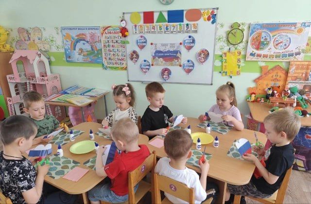 В рамках празднования Дня России в ГКДОУ «Детский сад № 4 «Сказка» г. о. Дебальцево» ДНР (воспитатель Ларькина О.А.) дети средней группы изготовили сувенир "Сердечко - Я люблю Россию" В рамках празднования Дня России в ГКДОУ «Детский сад № 4 «Сказка» г. о. Дебальцево» ДНР (воспитатель Ларькина О.А.) дети средней группы изготовили сувенир "Сердечко - Я люблю Россию"