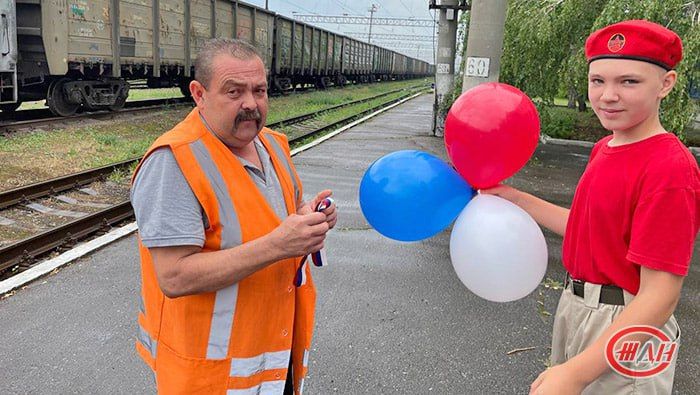 Сегодня, 11 июня, в центральном аппарате ФГУП «Железные дороги Новороссии» и в подразделениях Донецкого, Луганского и Мелитополь-Херсонского филиалов ФГУП «ЖДН» провели акцию «Российский триколор» Сегодня, 11 июня, в центральном аппарате ФГУП «Железные дороги Новороссии» и в подразделениях Донецкого, Луганского и Мелитополь-Херсонского филиалов ФГУП «ЖДН» провели акцию «Российский триколор»
