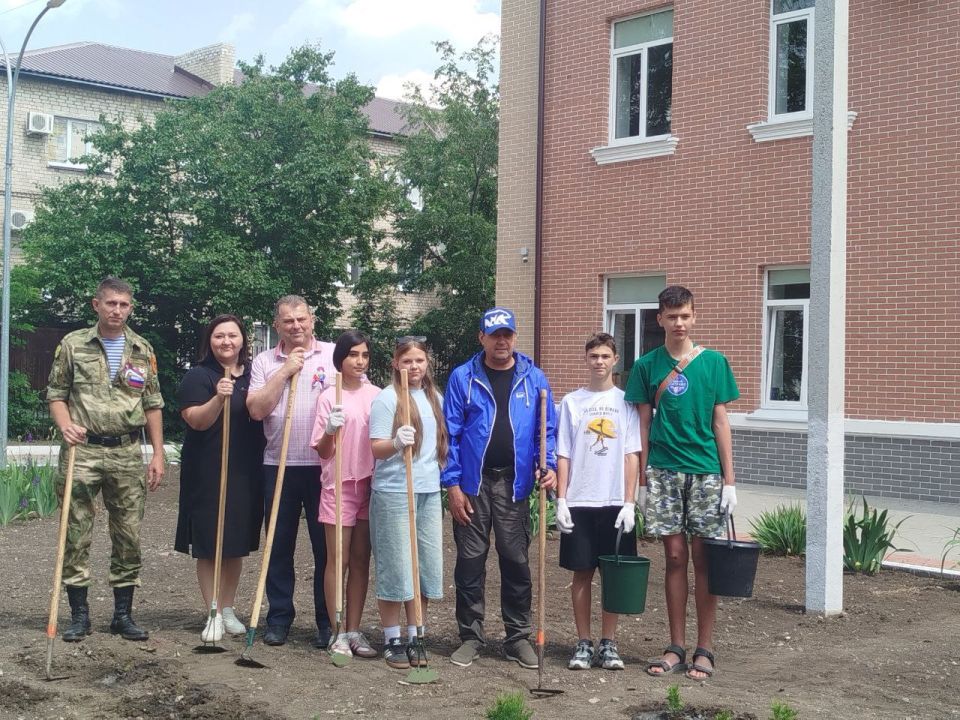 Константин Зинченко: В рамках экологической акции "Марафон зеленых дел" совместно с председателем Волновахского муниципального совета, депутатом от фракции «Единая Россия» Таймуразом Арсоевым, ветераном боевых действий... Константин Зинченко: В рамках экологической акции "Марафон зеленых дел" совместно с председателем Волновахского муниципального совета, депутатом от фракции «Единая Россия» Таймуразом Арсоевым, ветераном боевых действий...