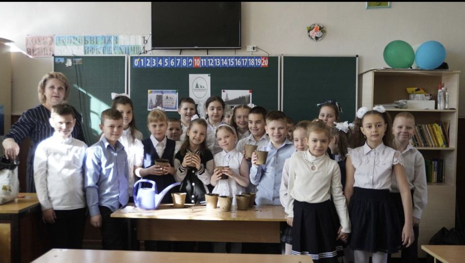 Юные экологи Ленинского района высадили семена ели и теперь будут заботливо ухаживать за молодыми деревцами до укрепления сеянцев, чтобы затем высадить их на пришкольной территории Юные экологи Ленинского района высадили семена ели и теперь будут заботливо ухаживать за молодыми деревцами до укрепления сеянцев, чтобы затем высадить их на пришкольной территории