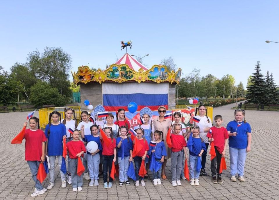 Наталья Бегуненко: В Петровском районе состоялся флешмоб «С Россией в сердце навсегда!», посвященный Дню России Наталья Бегуненко: В Петровском районе состоялся флешмоб «С Россией в сердце навсегда!», посвященный Дню России