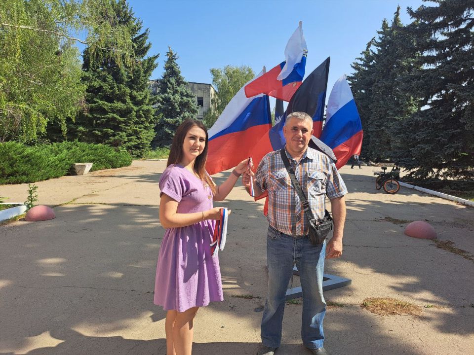 Сергей Желновач: В преддверии празднования Дня России, сотрудники Светлодарского территориального отдела присоединились к акции "Российский триколор" Сергей Желновач: В преддверии празднования Дня России, сотрудники Светлодарского территориального отдела присоединились к акции "Российский триколор"