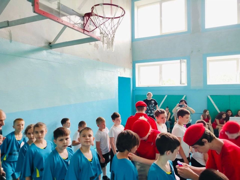 Юнармейцы ВПК "Патриот" имени героев Буденновского подполья (ГБОУ "Школа №119 г.о.Донецк") местного штаба г. Донецка Ананенков Владимир, Удод Тимур и Новикова Ирина доказывают, что можно дружить не только между собой, а и с... Юнармейцы ВПК "Патриот" имени героев Буденновского подполья (ГБОУ "Школа №119 г.о.Донецк") местного штаба г. Донецка Ананенков Владимир, Удод Тимур и Новикова Ирина доказывают, что можно дружить не только между собой, а и с...