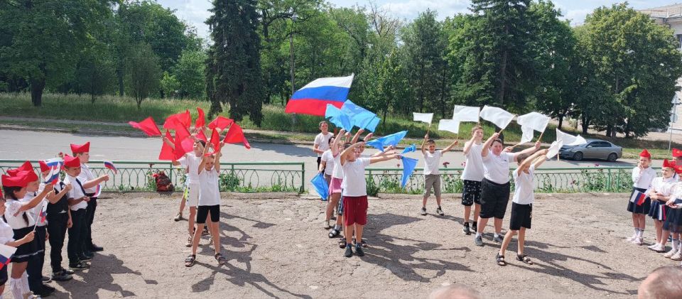 Юрий Будрин: Сегодня, в преддверии празднования Дня России, в МБОУ «Школа № 93 имени Н. П. Жердева» состоялась торжественная линейка, посвященная поднятию Государственного флага Российской Федерации! Юрий Будрин: Сегодня, в преддверии празднования Дня России, в МБОУ «Школа № 93 имени Н. П. Жердева» состоялась торжественная линейка, посвященная поднятию Государственного флага Российской Федерации!