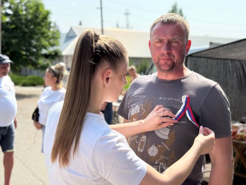 Николай Михайлов: В Старобешево прошла акция "Родиной горжусь" Николай Михайлов: В Старобешево прошла акция "Родиной горжусь"