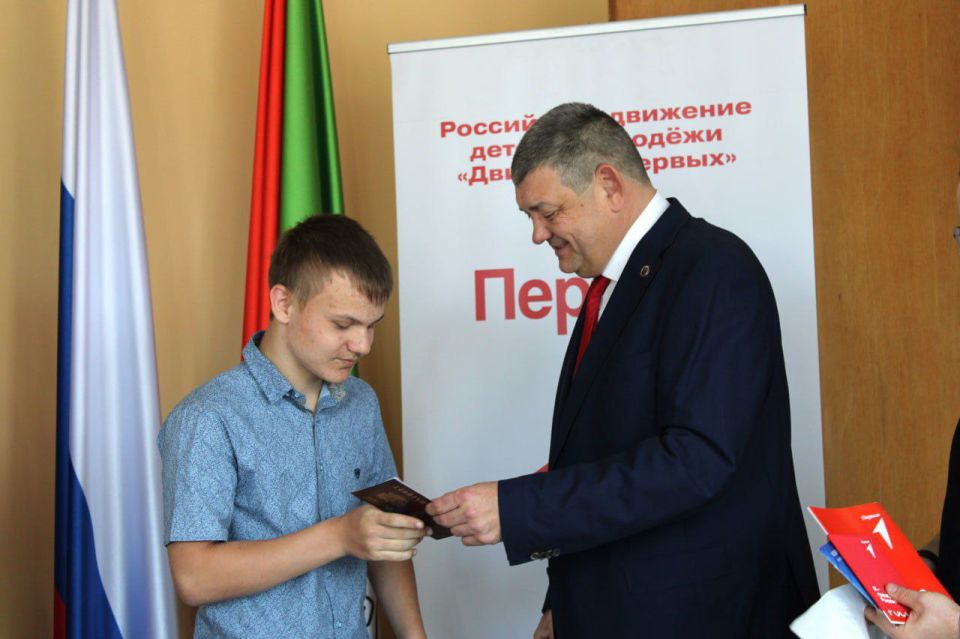 Иван Приходько: Сегодня, 11 июня, в преддверии Дня России, в рамках Всероссийской программы «Мы — граждане России» вручил юным жителям Города воинской славы и трудовой доблести Горловки паспорта Российской Федерации Иван Приходько: Сегодня, 11 июня, в преддверии Дня России, в рамках Всероссийской программы «Мы — граждане России» вручил юным жителям Города воинской славы и трудовой доблести Горловки паспорта Российской Федерации