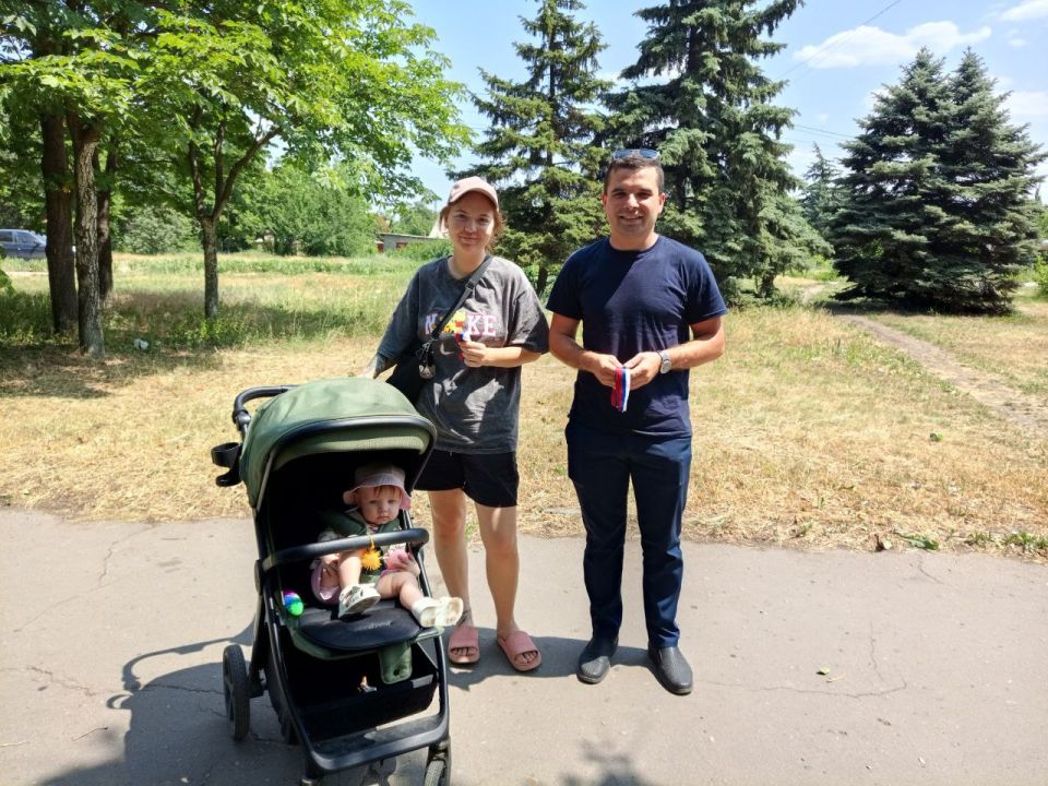 В Горняцком внутригородском районе города Макеевки состоялось яркое и запоминающееся мероприятие, приуроченное ко Дню России – патриотическая акция «Российский триколор» В Горняцком внутригородском районе города Макеевки состоялось яркое и запоминающееся мероприятие, приуроченное ко Дню России – патриотическая акция «Российский триколор»