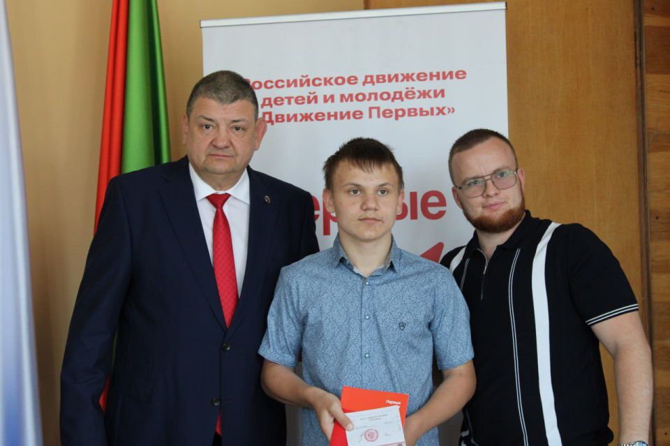 Иван Приходько: Сегодня, 11 июня, в преддверии Дня России, в рамках Всероссийской программы «Мы — граждане России» вручил юным жителям Города воинской славы и трудовой доблести Горловки паспорта Российской Федерации Иван Приходько: Сегодня, 11 июня, в преддверии Дня России, в рамках Всероссийской программы «Мы — граждане России» вручил юным жителям Города воинской славы и трудовой доблести Горловки паспорта Российской Федерации