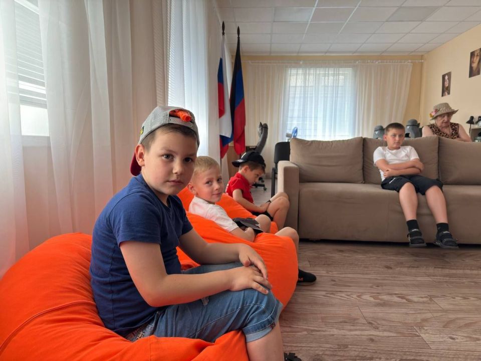 Сегодня в Молодежном центре имени Марии Пироговой прошло мероприятие — викторина "Знай свое Отечество", приуроченное к Дню Российской Федерации Сегодня в Молодежном центре имени Марии Пироговой прошло мероприятие — викторина "Знай свое Отечество", приуроченное к Дню Российской Федерации