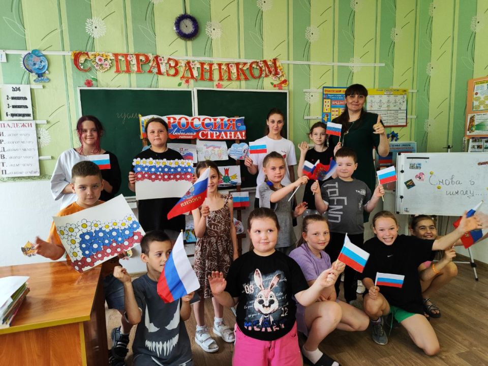 В образовательных организациях Республики прошли тематические мероприятия ко Дню России В образовательных организациях Республики прошли тематические мероприятия ко Дню России