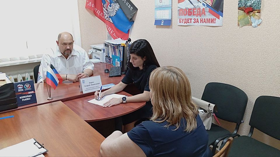 Василий Ткачук: Сегодня, 11 июня, депутаты Народного Совета Донецкой Народной Республики Елена Шишкина и Андрей Боряк провели приемы граждан в рамках работы общественной приемной Всероссийской политической партии «Единая... Василий Ткачук: Сегодня, 11 июня, депутаты Народного Совета Донецкой Народной Республики Елена Шишкина и Андрей Боряк провели приемы граждан в рамках работы общественной приемной Всероссийской политической партии «Единая...