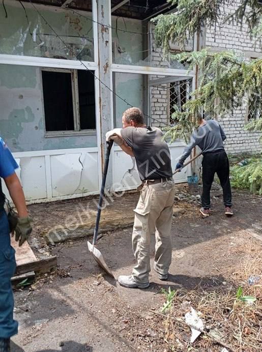 В освобожденной Красногоровке провели субботник ко Дню России В освобожденной Красногоровке провели субботник ко Дню России
