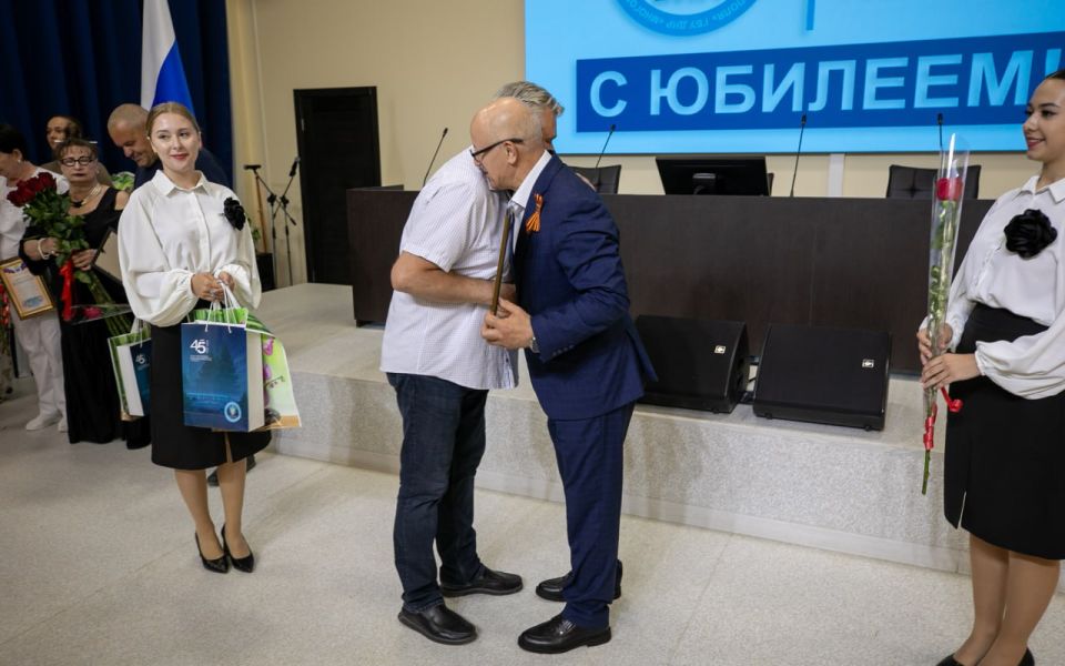 Олег Моргун: Поздравил сотрудников Больницы интенсивного лечения с 45-летием со дня основания медучреждения Олег Моргун: Поздравил сотрудников Больницы интенсивного лечения с 45-летием со дня основания медучреждения