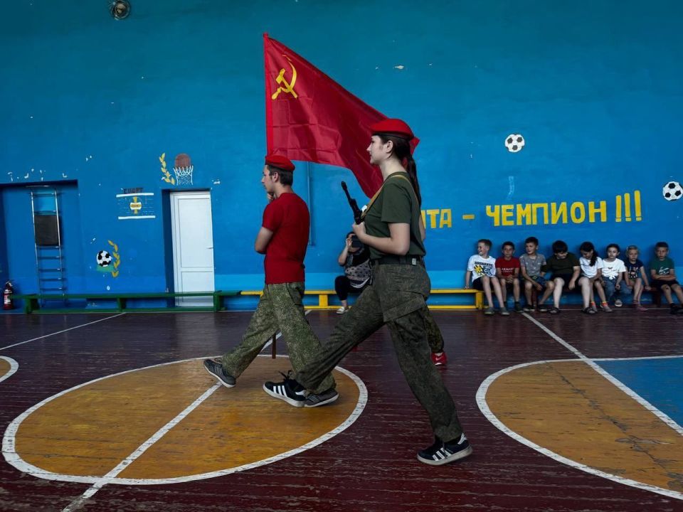 Накануне великого праздника Дня России юнармейцы Ялтинского юнармейского отряда Папаценко Александр, Зелковская София и Глушко Анна, провели мастер классы для ребят пришкольного лагеря "Капитошка" Накануне великого праздника Дня России юнармейцы Ялтинского юнармейского отряда Папаценко Александр, Зелковская София и Глушко Анна, провели мастер классы для ребят пришкольного лагеря "Капитошка"