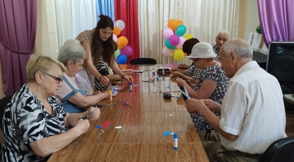В Кировском внутригородском районе состоялся мастер-класс по изготовлению сувенирного магнита «Я люблю Россию» В Кировском внутригородском районе состоялся мастер-класс по изготовлению сувенирного магнита «Я люблю Россию»