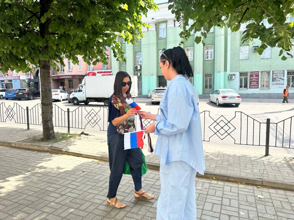 11 июня в Центрально-Городском внутригородском районе прошла акция, приуроченная ко Дню России 11 июня в Центрально-Городском внутригородском районе прошла акция, приуроченная ко Дню России