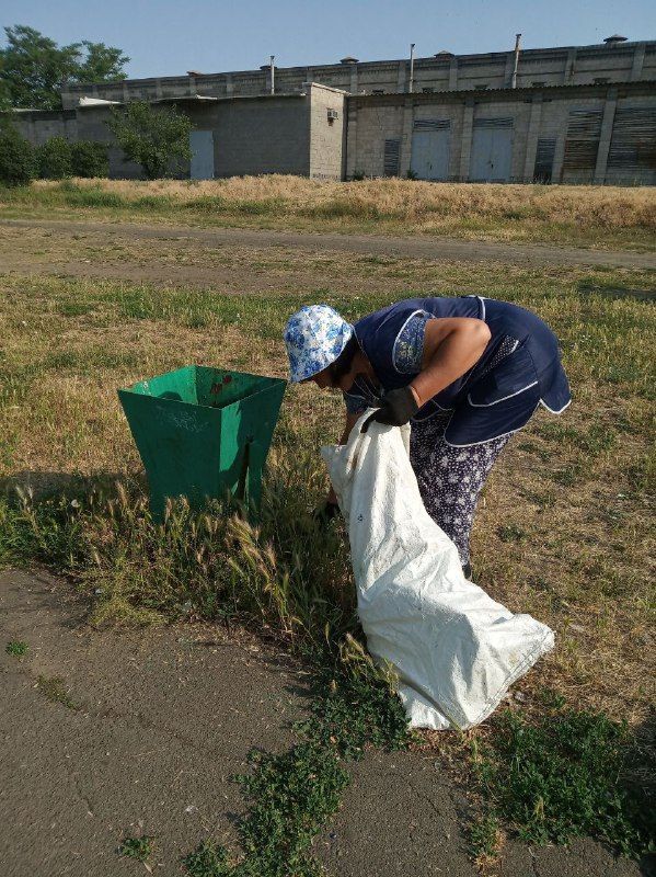 Силами коммунальных предприятий были проделаны работы по наведению чистоты и порядка на территории г. Моспино: Силами коммунальных предприятий были проделаны работы по наведению чистоты и порядка на территории г. Моспино: