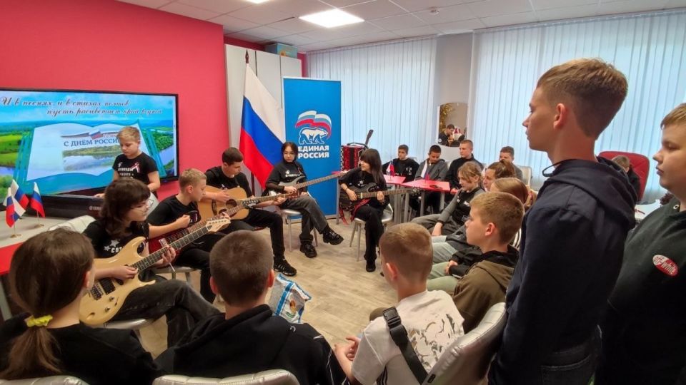 12 июня — День России. Россия — это все мы. В этот день мы чествуем нашу Родину – страну с уникальным наследием и тысячелетней историей 12 июня — День России. Россия — это все мы. В этот день мы чествуем нашу Родину – страну с уникальным наследием и тысячелетней историей