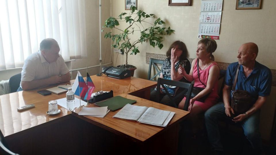 Игорь Мартынов: Личный прием граждан. В среду, 11.06.2025 заместитель главы администрации муниципального образования городского округа Енакиево Сергей Божик провел личный прием граждан Игорь Мартынов: Личный прием граждан. В среду, 11.06.2025 заместитель главы администрации муниципального образования городского округа Енакиево Сергей Божик провел личный прием граждан
