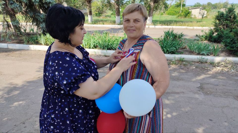 В рамках партийного проекта #ИсторическаяПамять, в преддверии Государственного праздника Дня России, МБУ "Новоалексеевский СДК" провели патриотическую акцию, в ходе которой раздавали шары и ленточки "Российского триколора"! В рамках партийного проекта #ИсторическаяПамять, в преддверии Государственного праздника Дня России, МБУ "Новоалексеевский СДК" провели патриотическую акцию, в ходе которой раздавали шары и ленточки "Российского триколора"!