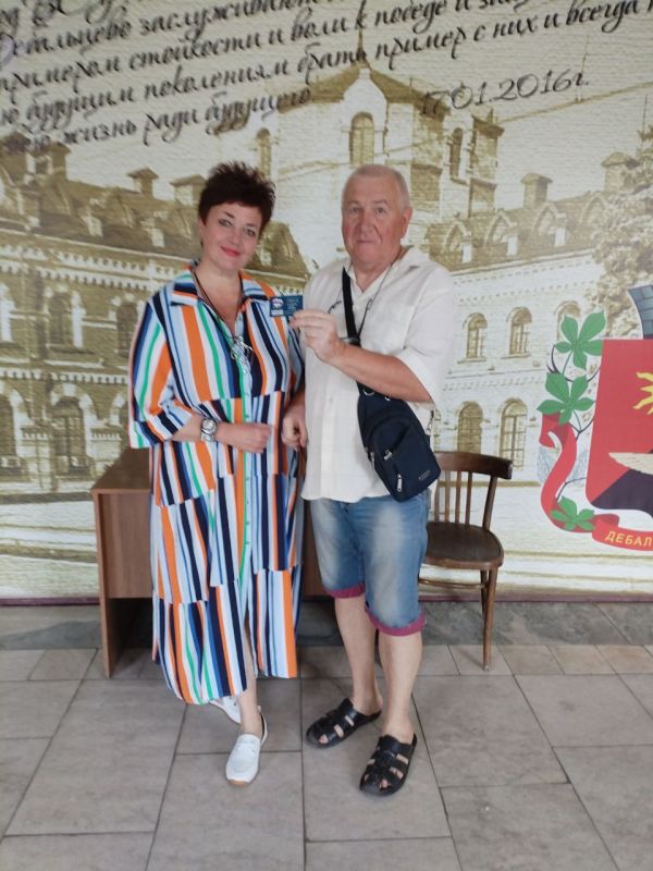 Новые члены Всероссийской политической партии «Единая Россия» получили членские билеты Новые члены Всероссийской политической партии «Единая Россия» получили членские билеты