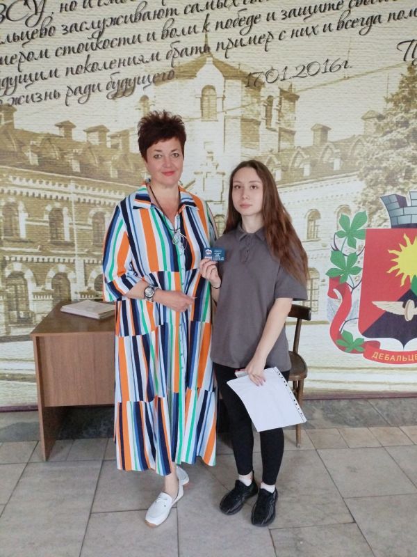 Новые члены Всероссийской политической партии «Единая Россия» получили членские билеты Новые члены Всероссийской политической партии «Единая Россия» получили членские билеты