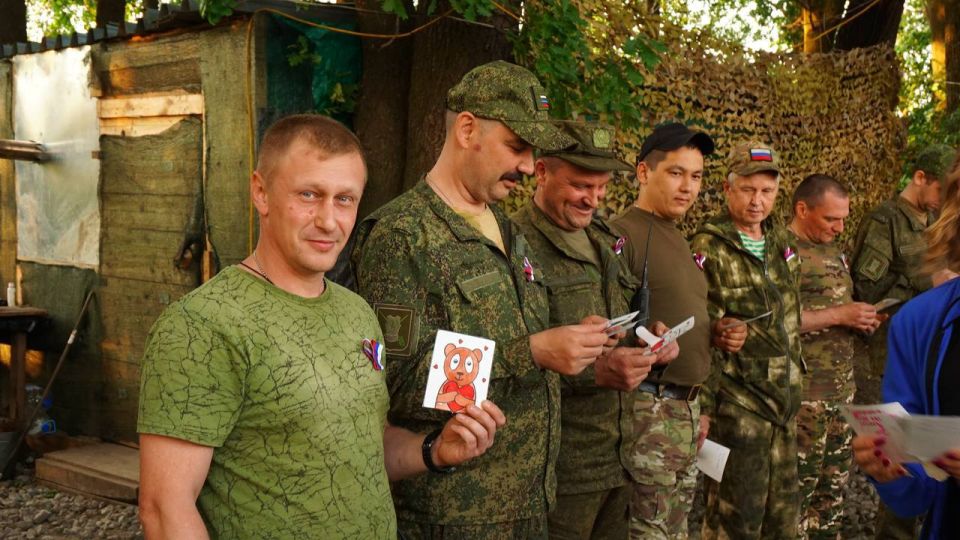 Денис Зубов: С наилучшими пожеланиями. Активная молодежь Иловайска совместно с волонтёрами Дома Народного Единства из Нижнего Новгорода посетили участников СВО в расположении Денис Зубов: С наилучшими пожеланиями. Активная молодежь Иловайска совместно с волонтёрами Дома Народного Единства из Нижнего Новгорода посетили участников СВО в расположении