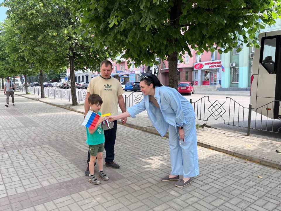 11 июня в Центрально-Городском внутригородском районе прошла акция, приуроченная ко Дню России 11 июня в Центрально-Городском внутригородском районе прошла акция, приуроченная ко Дню России