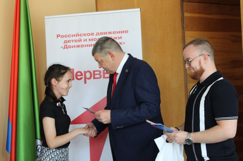 Иван Приходько: Сегодня, 12 июня, в Горловке состоялось торжественное поднятие флага Российской Федерации, приуроченное к празднованию Дня России Иван Приходько: Сегодня, 12 июня, в Горловке состоялось торжественное поднятие флага Российской Федерации, приуроченное к празднованию Дня России