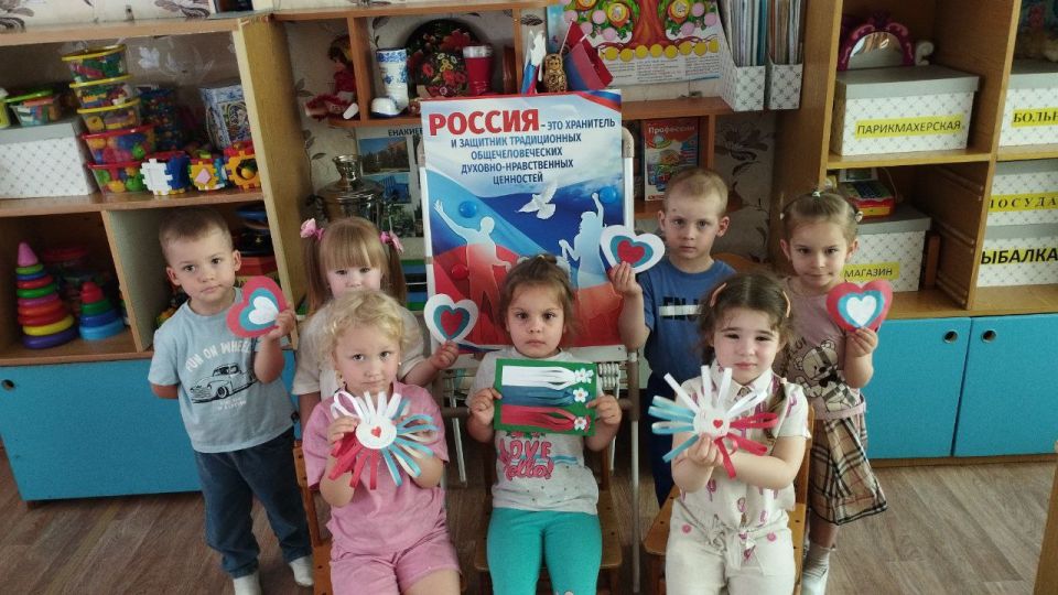 Игорь Мартынов: День России в дошкольных учреждениях и лагерях с дневным пребыванием и на площадках досуга Игорь Мартынов: День России в дошкольных учреждениях и лагерях с дневным пребыванием и на площадках досуга
