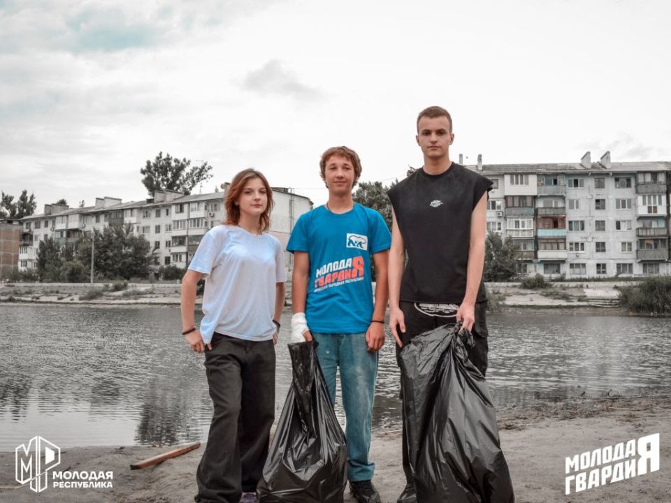 Молодёжь прибралась на территории ставка «Эра» Молодёжь прибралась на территории ставка «Эра»