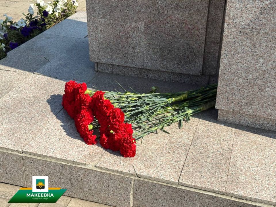 В Макеевке состоялось торжественное возложение цветов к памятнику маршала России В Макеевке состоялось торжественное возложение цветов к памятнику маршала России