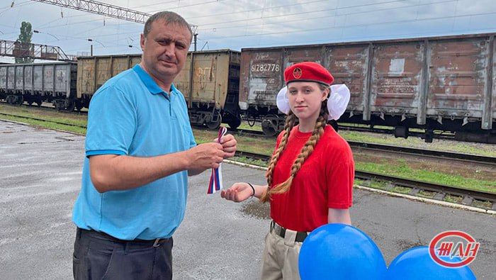Сегодня, 11 июня, в центральном аппарате ФГУП «Железные дороги Новороссии» и в подразделениях Донецкого, Луганского и Мелитополь-Херсонского филиалов ФГУП «ЖДН» провели акцию «Российский триколор» Сегодня, 11 июня, в центральном аппарате ФГУП «Железные дороги Новороссии» и в подразделениях Донецкого, Луганского и Мелитополь-Херсонского филиалов ФГУП «ЖДН» провели акцию «Российский триколор»