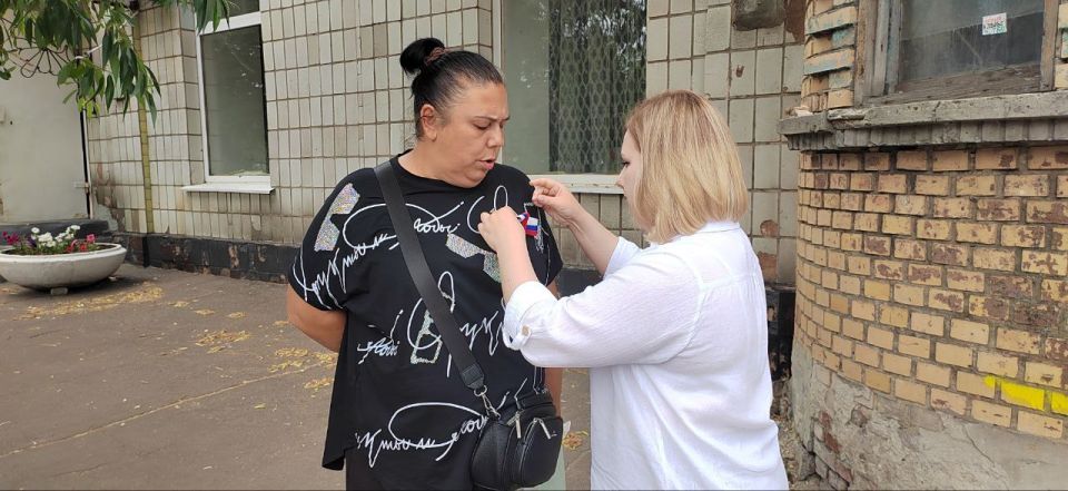 "Сила в поддержке".. В городском округе Дебальцево прошла трогательная акция "Сердце России", приуроченная ко Дню России, которая объединила жителей в поддержке участников специальной военной операции, многодетных мам и... "Сила в поддержке".. В городском округе Дебальцево прошла трогательная акция "Сердце России", приуроченная ко Дню России, которая объединила жителей в поддержке участников специальной военной операции, многодетных мам и...