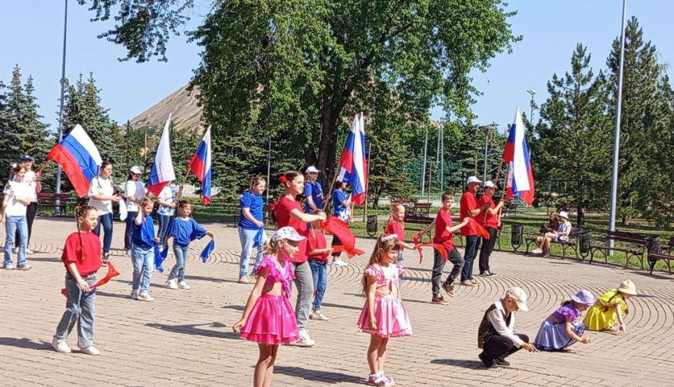 Наталья Бегуненко: В Петровском районе состоялся флешмоб «С Россией в сердце навсегда!», посвященный Дню России Наталья Бегуненко: В Петровском районе состоялся флешмоб «С Россией в сердце навсегда!», посвященный Дню России
