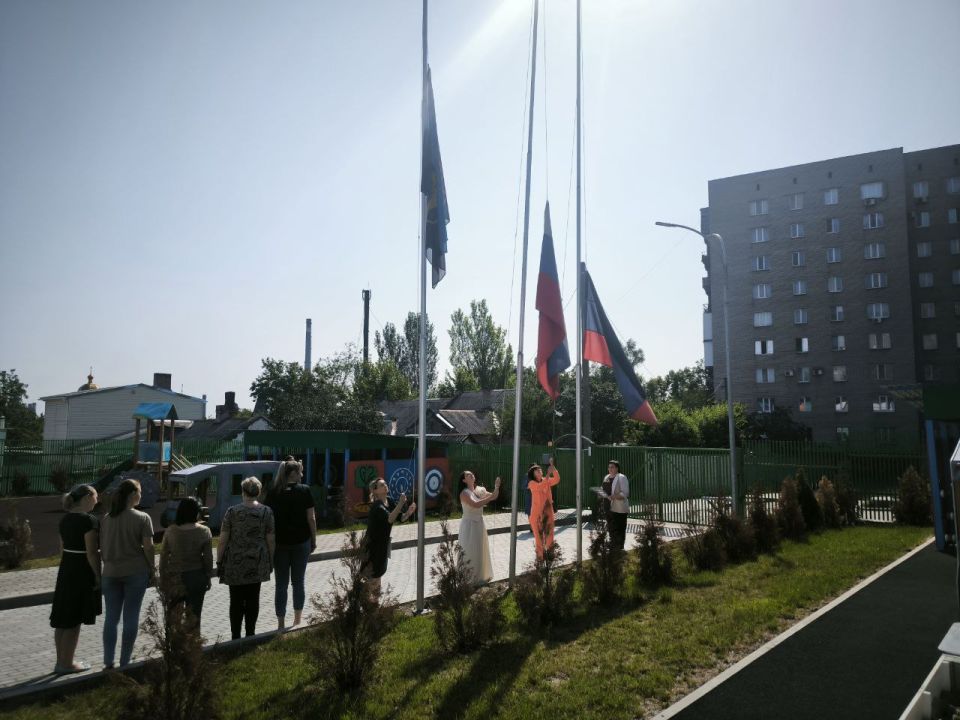 Сегодня, 11 июня, в ГКДОУ «Детский сад №187 комбинированного вида г.о. Донецк» состоялось торжественное поднятие флага Российской Федерации ко Дню России Сегодня, 11 июня, в ГКДОУ «Детский сад №187 комбинированного вида г.о. Донецк» состоялось торжественное поднятие флага Российской Федерации ко Дню России