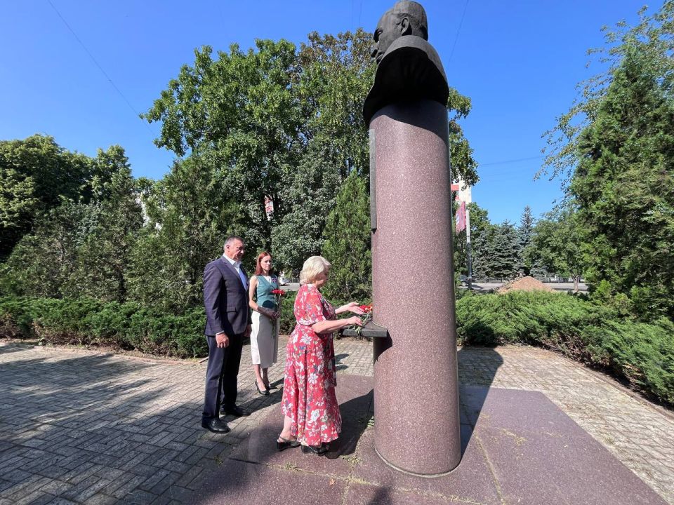 11 июня в канун Дня России, в Центрально-Городском внутригородском районе городского округа Макеевка первый заместитель руководителя Управы Центрально-Городского внутригородского района Инна Кисенко, депутат Макеевского... 11 июня в канун Дня России, в Центрально-Городском внутригородском районе городского округа Макеевка первый заместитель руководителя Управы Центрально-Городского внутригородского района Инна Кисенко, депутат Макеевского...