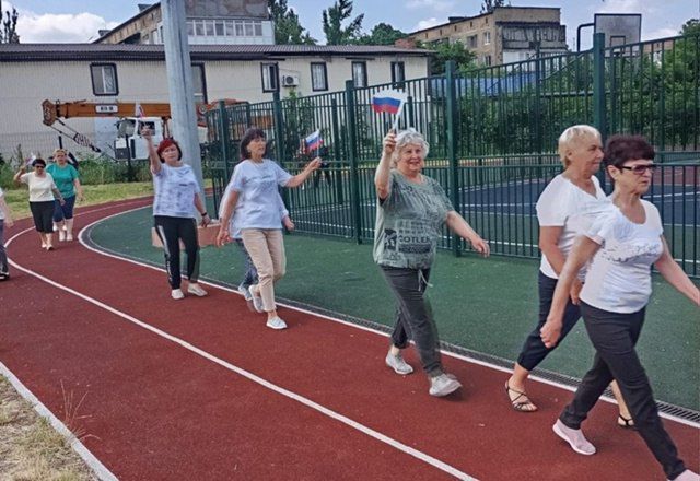 В канун праздника Дня России по партийному проекту "Старшее поколение" в Территориальном центре г. Дебальцево совместно с депутатом городского совета Натальей Сиренко, прошло спортивное мероприятие с получателями социальных... В канун праздника Дня России по партийному проекту "Старшее поколение" в Территориальном центре г. Дебальцево совместно с депутатом городского совета Натальей Сиренко, прошло спортивное мероприятие с получателями социальных...