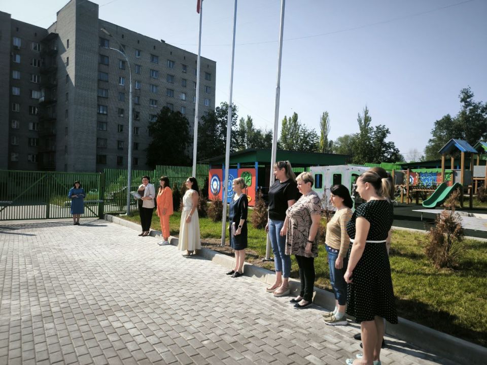 Сегодня, 11 июня, в ГКДОУ «Детский сад №187 комбинированного вида г.о. Донецк» состоялось торжественное поднятие флага Российской Федерации ко Дню России Сегодня, 11 июня, в ГКДОУ «Детский сад №187 комбинированного вида г.о. Донецк» состоялось торжественное поднятие флага Российской Федерации ко Дню России