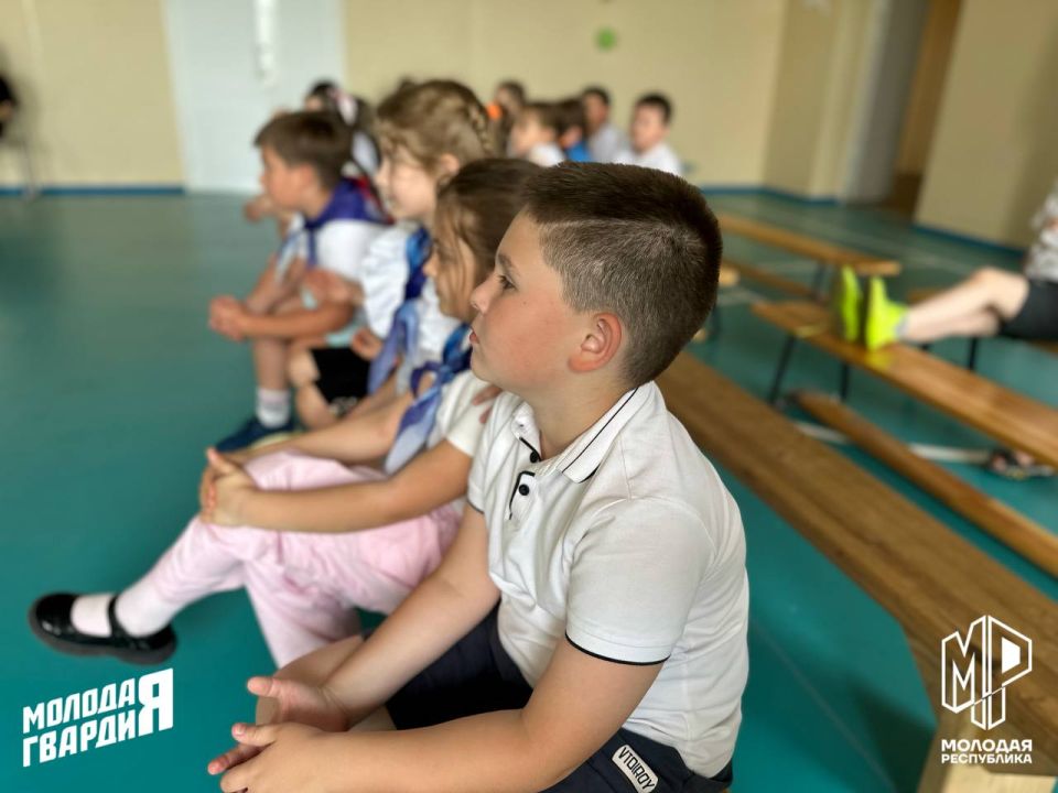 Заряжаем патриотизмом. Активисты Старобешевского штаба Молодёжки в преддверии Дня России провели интеллектуально-развлекательную программу для пришкольного лагеря «Ромашка» Дети соревновались в квизе, проверяя свои знания о... Заряжаем патриотизмом. Активисты Старобешевского штаба Молодёжки в преддверии Дня России провели интеллектуально-развлекательную программу для пришкольного лагеря «Ромашка» Дети соревновались в квизе, проверяя свои знания о...
