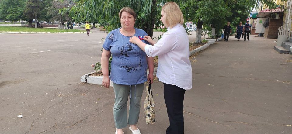 "Сила в поддержке".. В городском округе Дебальцево прошла трогательная акция "Сердце России", приуроченная ко Дню России, которая объединила жителей в поддержке участников специальной военной операции, многодетных мам и... "Сила в поддержке".. В городском округе Дебальцево прошла трогательная акция "Сердце России", приуроченная ко Дню России, которая объединила жителей в поддержке участников специальной военной операции, многодетных мам и...